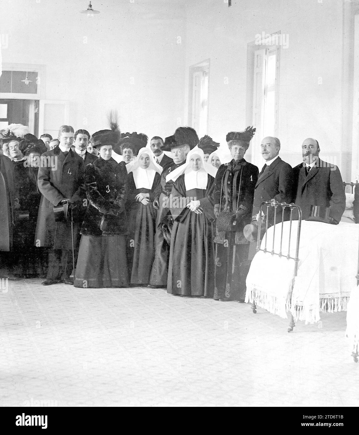 12/05/1909. L'inaugurazione di ieri pomeriggio. La Regina madre Signora María Cristina (1) e SS. Ah. I neonati Doña Isabel (2), Doña María Teresa (3) e Don Fernando (4), accompagnati da diverse personalità illustri, visitano le stanze della Casa convalescente, inaugurata ieri. Crediti: Album / Archivo ABC / R. Cifuentes Foto Stock