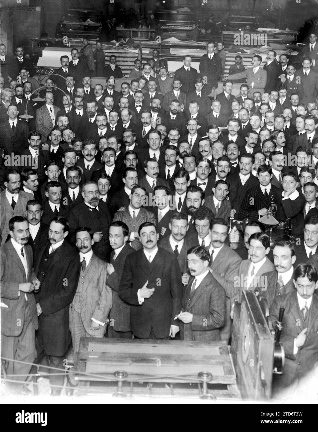 12/11/1909. Gli ingegneri industriali della nostra casa gruppi di ingegneri industriali membri dell'Assemblea, insegnanti e studenti delle scuole di Madrid, Bilbao e Barcellona, nella visita con la quale ieri sera hanno onorato i laboratori ABC e altre pubblicazioni pubblicate dalla stampa spagnola. Visitatori che esaminano le diverse macchine e apparecchiature nella sezione stereotipizzazione. Crediti: Album / Archivo ABC / R. Cifuentes Foto Stock