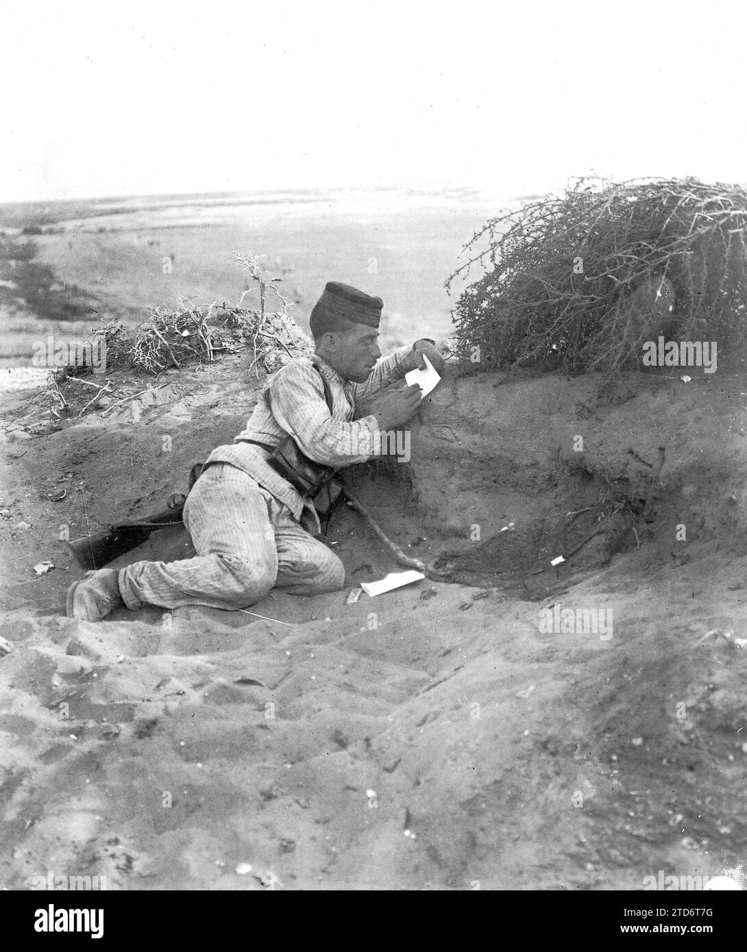 07/31/1909. Foto Alba. Scene del campo. La costante comunicazione per posta con la famiglia e con la sposa è ciò che più addolcisce i Fatigues della campagna per il soldato spagnolo. Carta e matita sono oggetti essenziali, e per quanto riguarda una scrivania, tutto va bene: Una scatola di munizioni, uno zaino, una roccia da campo, tutto serve come supporto su cui disegnano le brevi linee che la maggior parte delle volte si inizia: 'Cari genitori. Crediti: Album / Archivo ABC / Ramón Alba Foto Stock