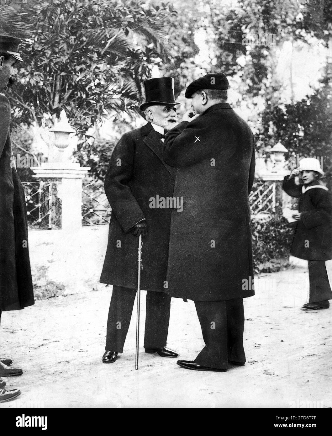 03/02/1911. Il ministro delle Finanze in Andalusia. - Signor Cobián (X), nel porto di Santa María, saluto il capitano generale del dipartimento di San Fernando. Foto: Castroverde. Crediti: Album / Archivo ABC / Castroverde Foto Stock