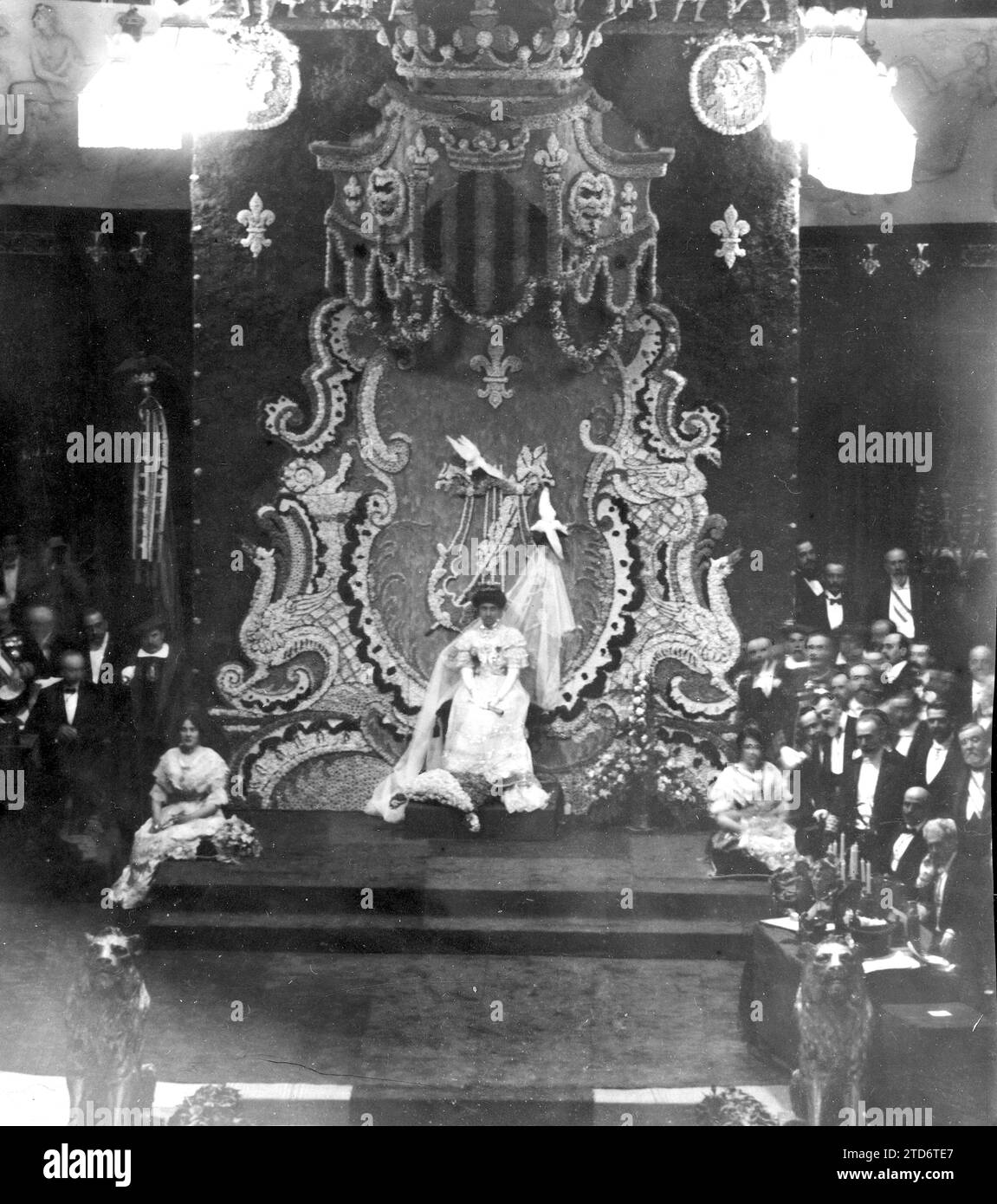 05/31/1909. I giochi floreali di Valencia. Sua altezza reale l'infanta Doña María Teresa, Regina del Festival, sul suo magnifico Trono. Crediti: Album / Archivo ABC / Vicente Barbera Masip Foto Stock