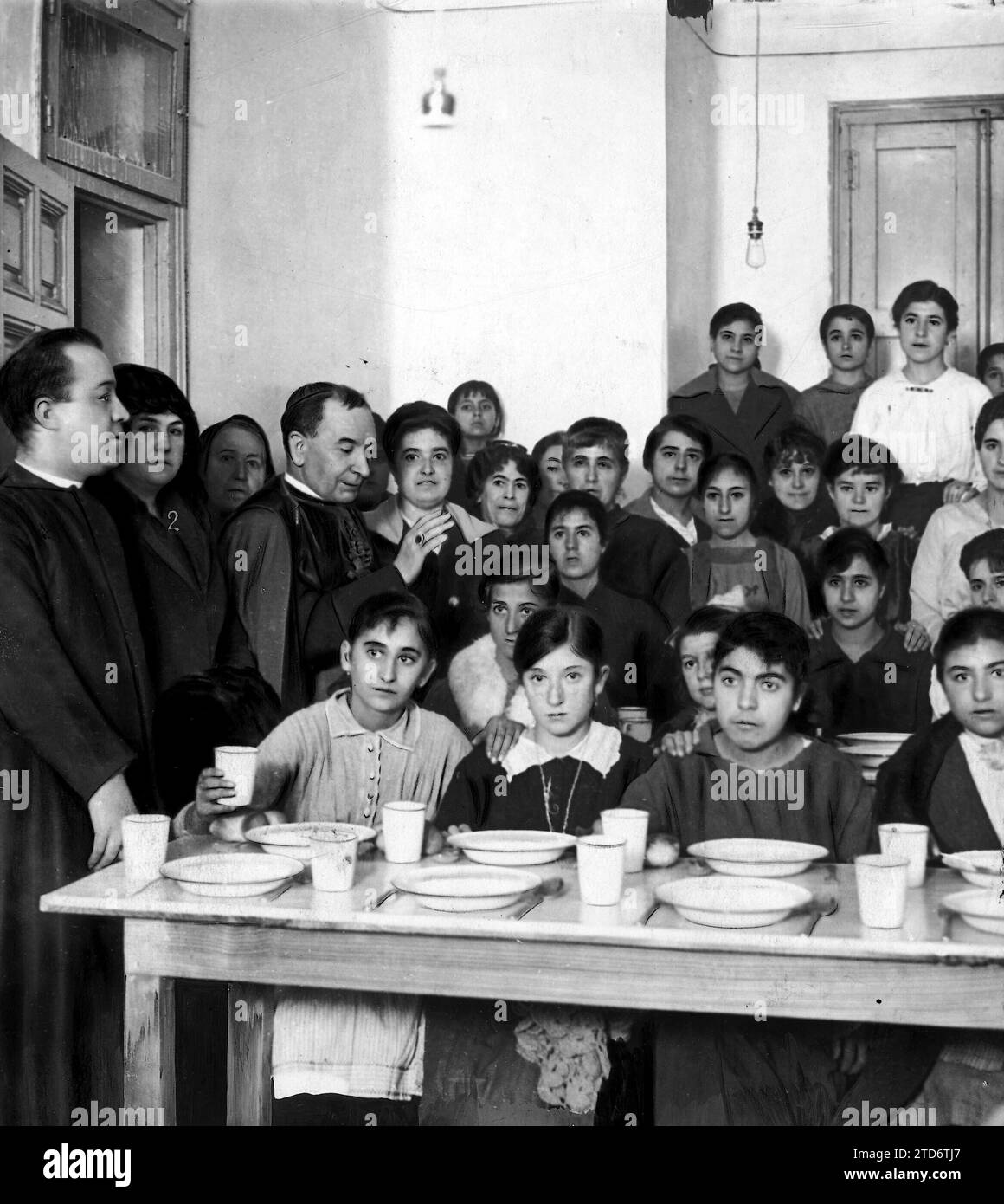 12/10/1918. Inaugurazione di una sala da pranzo per i lavoratori. A Madrid è stata inaugurata ieri, con l'assistenza della marchesa di Aldama (2), il Vescovo di Madrid-Alcala, Dr. Melo (1) benedizione della sala da pranzo economica della Women's Worker Mutual. Crediti: Album / Archivo ABC / José Zegri Foto Stock