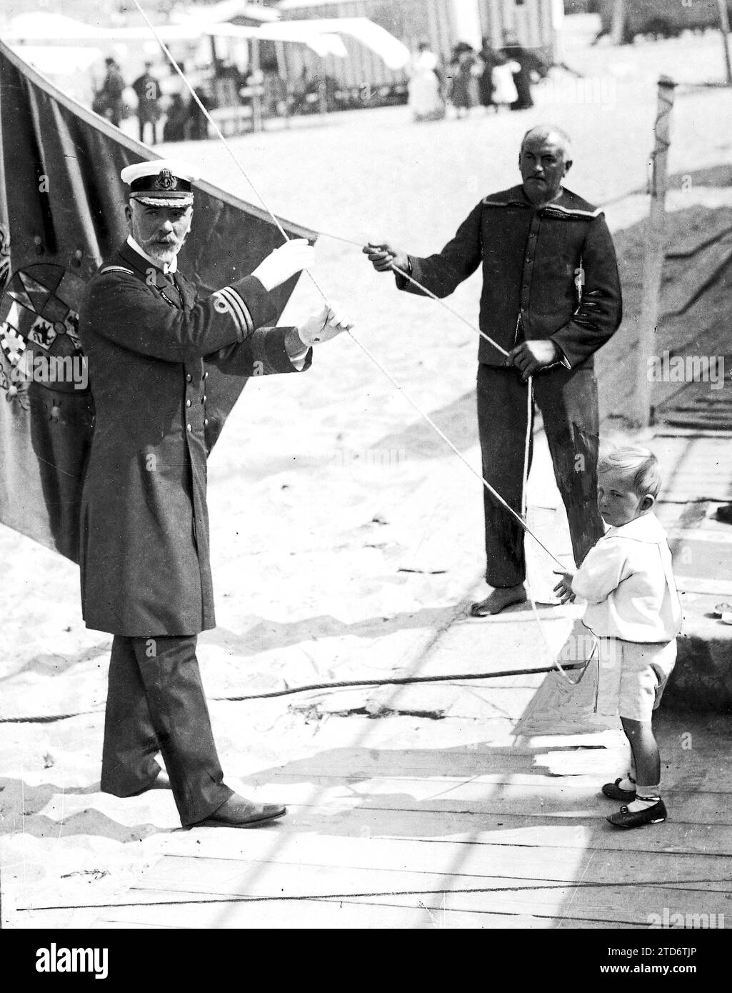 08/29/1911. La famiglia reale di San Sebastián: Sua altezza il Principe delle Asturie abbassando la bandiera dalla cabina reale di Baños. Crediti: Album / Archivo ABC / Francisco Goñi Foto Stock