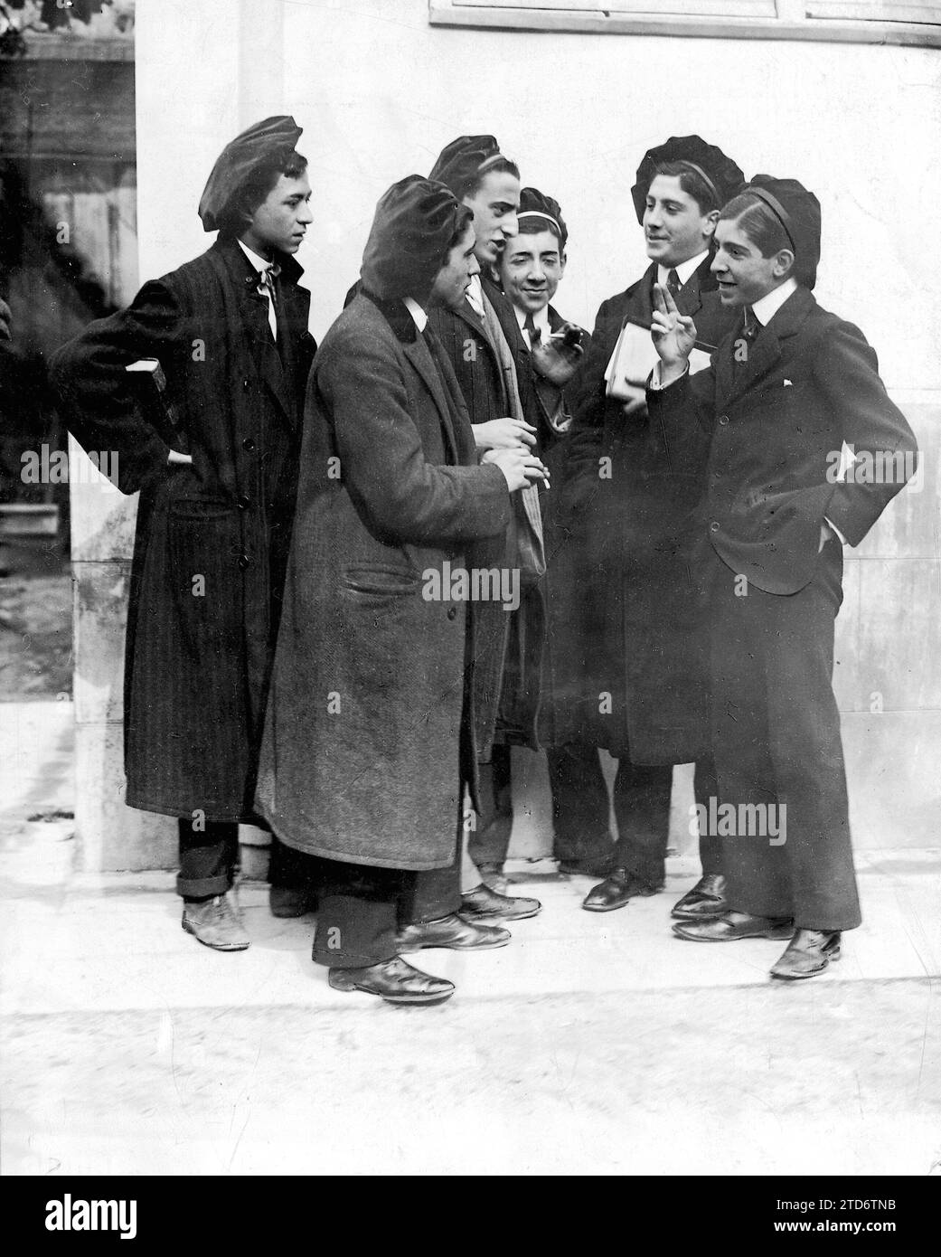 19/11/1909. Il berretto degli studenti. A imitazione di quelli di Parigi, gli studenti di Barcellona accettarono come distintivo il berretto di velluto con un nastro dei colori della corrispondente facoltà. A Madrid si è tentato di seguire l'esempio e, sebbene le opinioni non siano molto d'accordo, ci sono già parecchi studenti del centro che indossano il nuovo cappello. Crediti: Album / Archivo ABC / R. Cifuentes Foto Stock