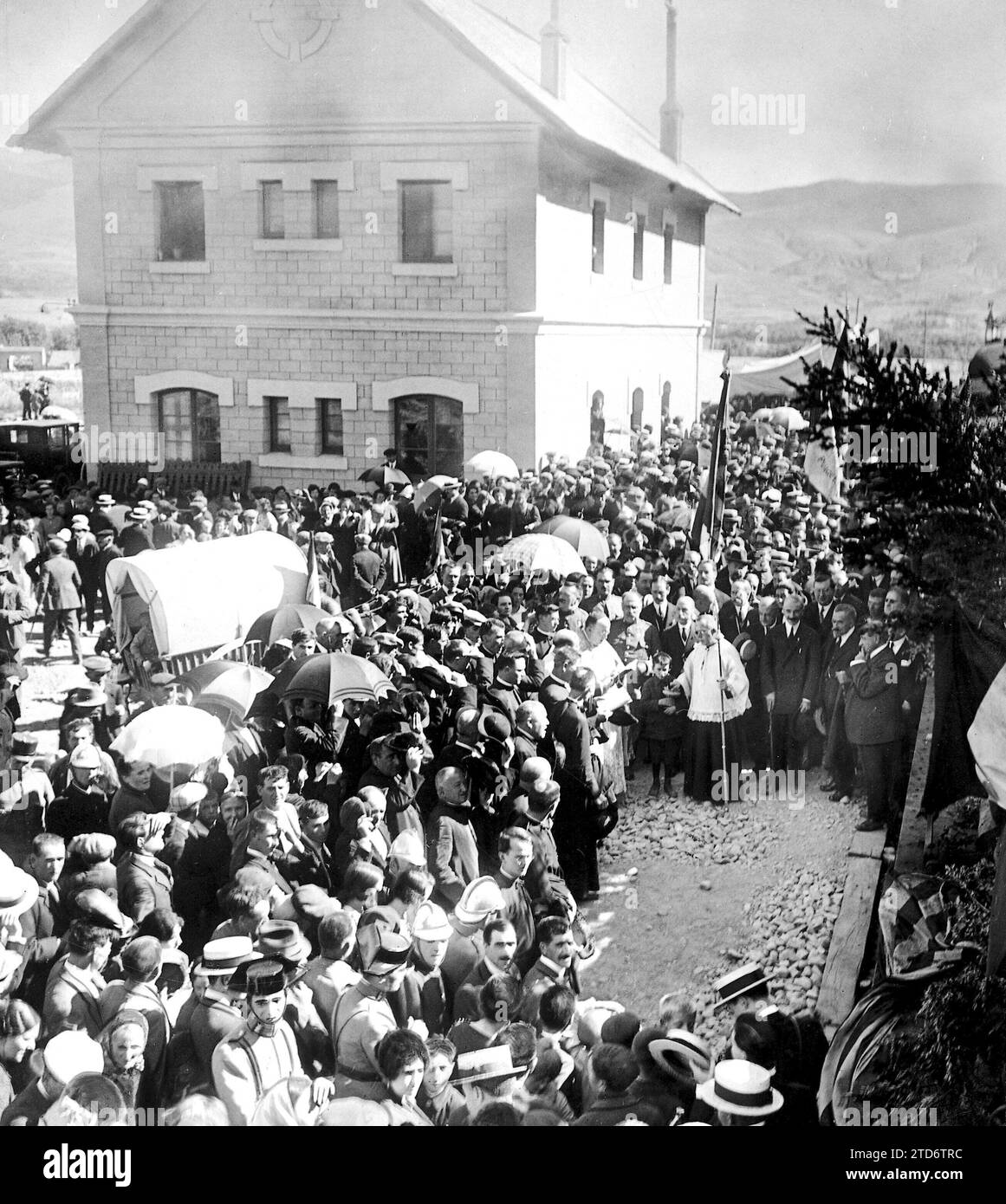 10/01/1922. Le Ferrovie Transpyrenee. Inaugurazione del treno da Ripoll a Puigcerda, arrivo del treno a quest'ultima stazione dove fu benedetto dal vescovo della cattedrale di Urgell (Justino Guitart). Crediti: Album / Archivo ABC / Josep Brangulí Foto Stock