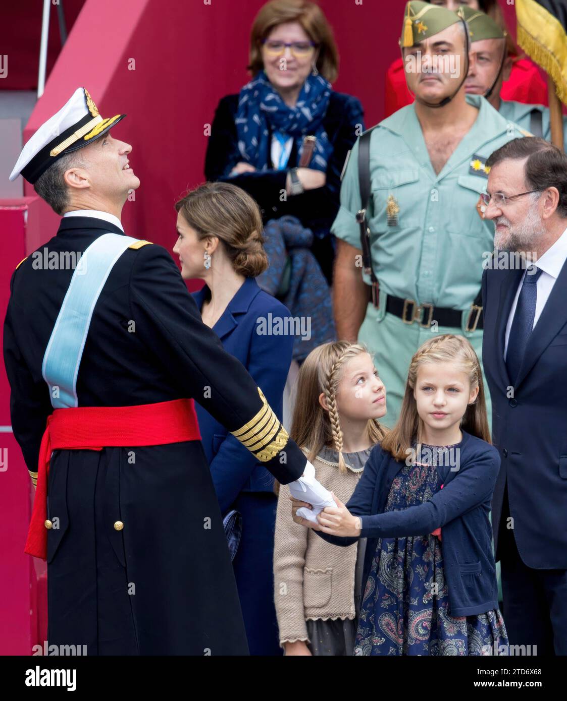 Madrid, 12/10/2015. Sua altezza reale Don Felipe vi e Doña Letizia, accompagnati dalla principessa Leonor e dall'infanta Sofía, presiedono la parata militare il 12 ottobre, la festa nazionale della Spagna. Foto: Ignacio Gil ARCHDC. Crediti: Album / Archivo ABC / Ignacio Gil Foto Stock