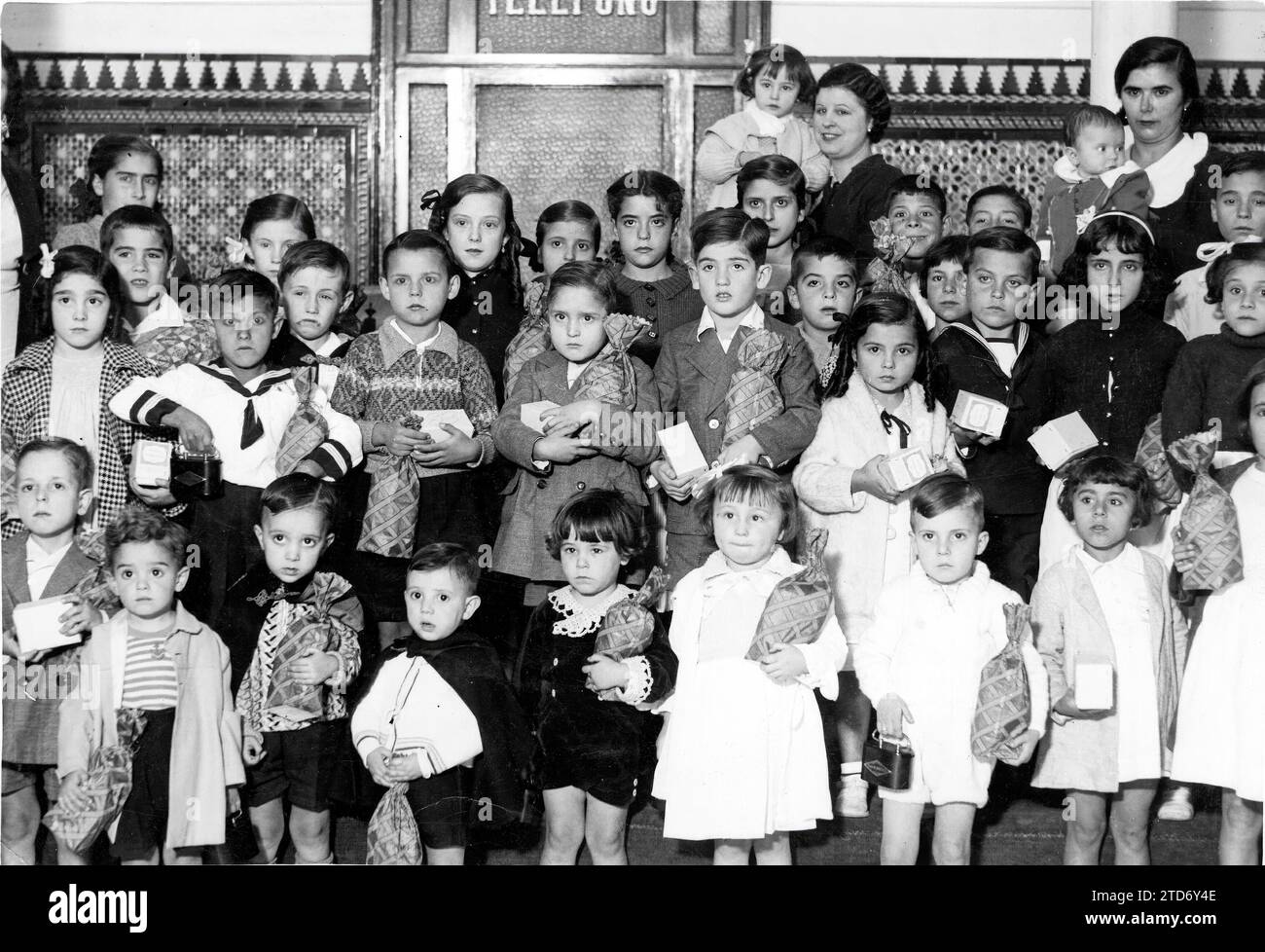 12/31/1934. Bambini, figli dei dipendenti del Monte de Piedad, tra i quali sono stati distribuiti i Piggy Banks e i notebook per celebrare il giorno dei risparmi. Crediti: Album / Archivo ABC / Serrano Foto Stock
