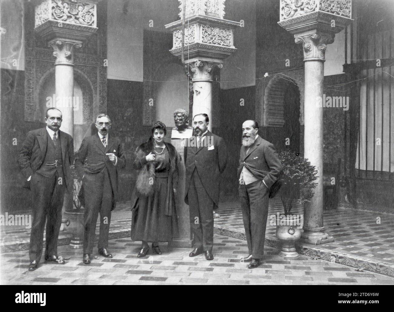 11/30/1917. Da un viaggio di propaganda politica. L'ex ministro liberale Alba (1) a Siviglia, nella casa-palazzo del signor Sánchez Dalp (2), con la moglie di Este (3) e i signori Rivas (D. Natalio) (4) e Belaunde (5). Crediti: Album / Archivo ABC / Juan Barrera Foto Stock