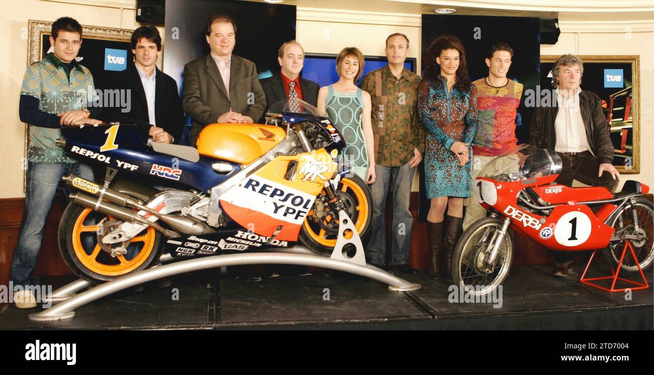 02/21/2007. Madrid 2-22-07: La televisione spagnola ha presentato, all'Hard Rock Café, la rinnovata squadra giornalistica e motoristica che guiderà la nuova stagione del campionato del mondo MotoGP. E sarà composto da Javier Grima, Ainhoa Arbizu, Desirée Ndjambo, Miguel Serrano, Alex Crivillé, Ernest Riveras, Marc Martin e Angel Nieto. Foto: Sigefredo. ArchDC. Crediti: Album / Archivo ABC / Sigefredo Camarero Foto Stock