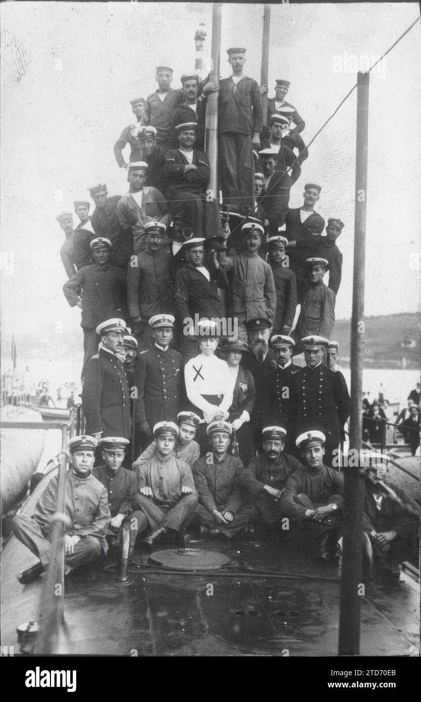 07/31/1919. Saint Sebastian. A bordo del sottomarino "A-2". HM Regina María Cristina (X) circondata dall'equipaggio della nave. Crediti: Album / Archivo ABC / Martín Foto Stock