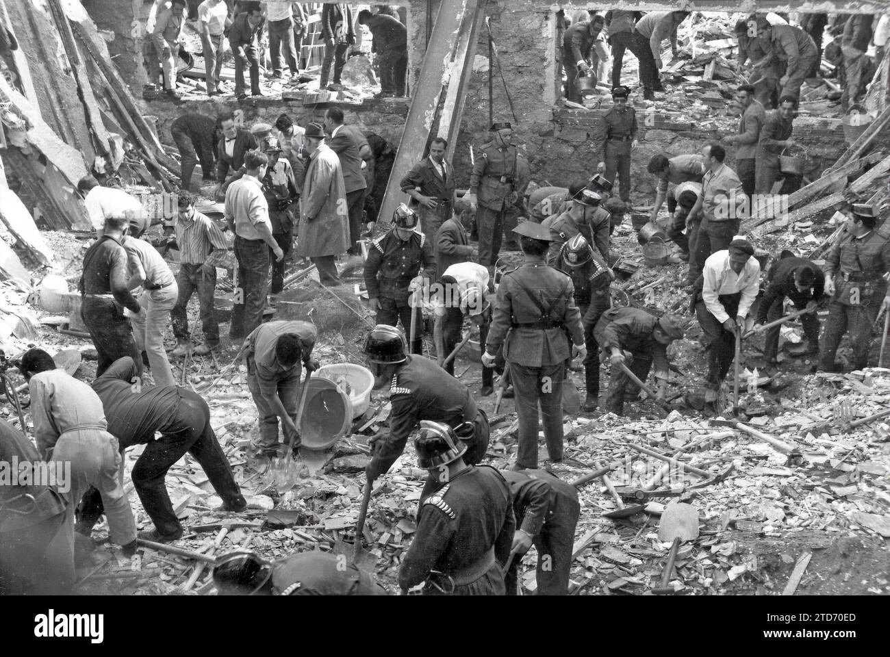 El Espinar (Segovia) 6/16/1969. I membri delle squadre di soccorso cercano resti delle vittime del crollo del complesso turistico Los Ángeles de San Rafael. Crediti: Album / Archivo ABC Foto Stock