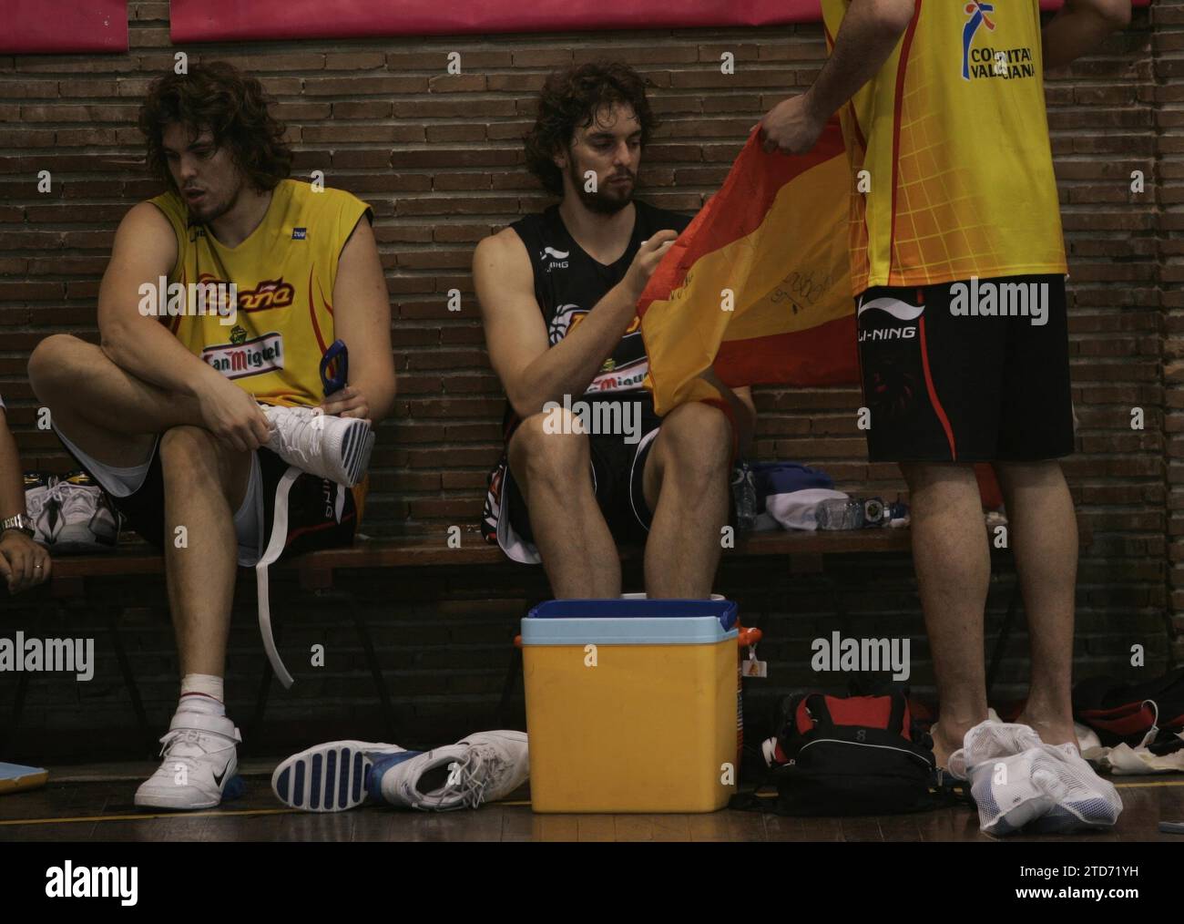 08/01/2006. 02-08-06- Madrid. Formazione della nazionale di basket e successiva conferenza stampa di Pau Gasol e Pepu Hernandez.- foto. Chema Barroso.-Arcivescovo.-nell'immagine con suo fratello e firmando un National Ensign. Crediti: Album / Archivo ABC / José María Barroso Foto Stock