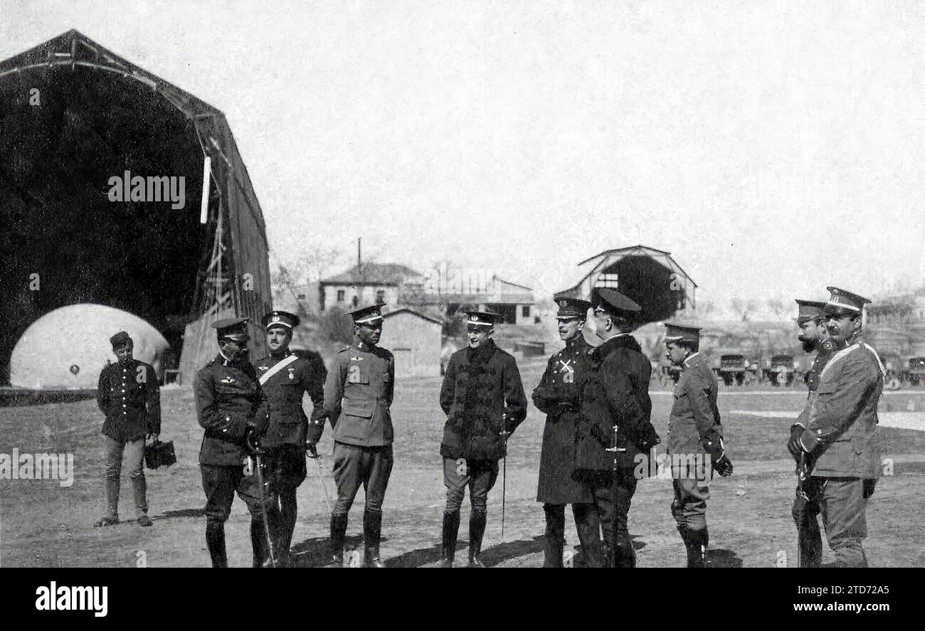 02/28/1918. Nel parco aerostatico di Guadalajara. Il generale cileno (X) che presiede la commissione militare venendo in Spagna durante la sua visita al campo dell'aviazione. - data approssimativa. Crediti: Album / Archivo ABC / Reyes Foto Stock