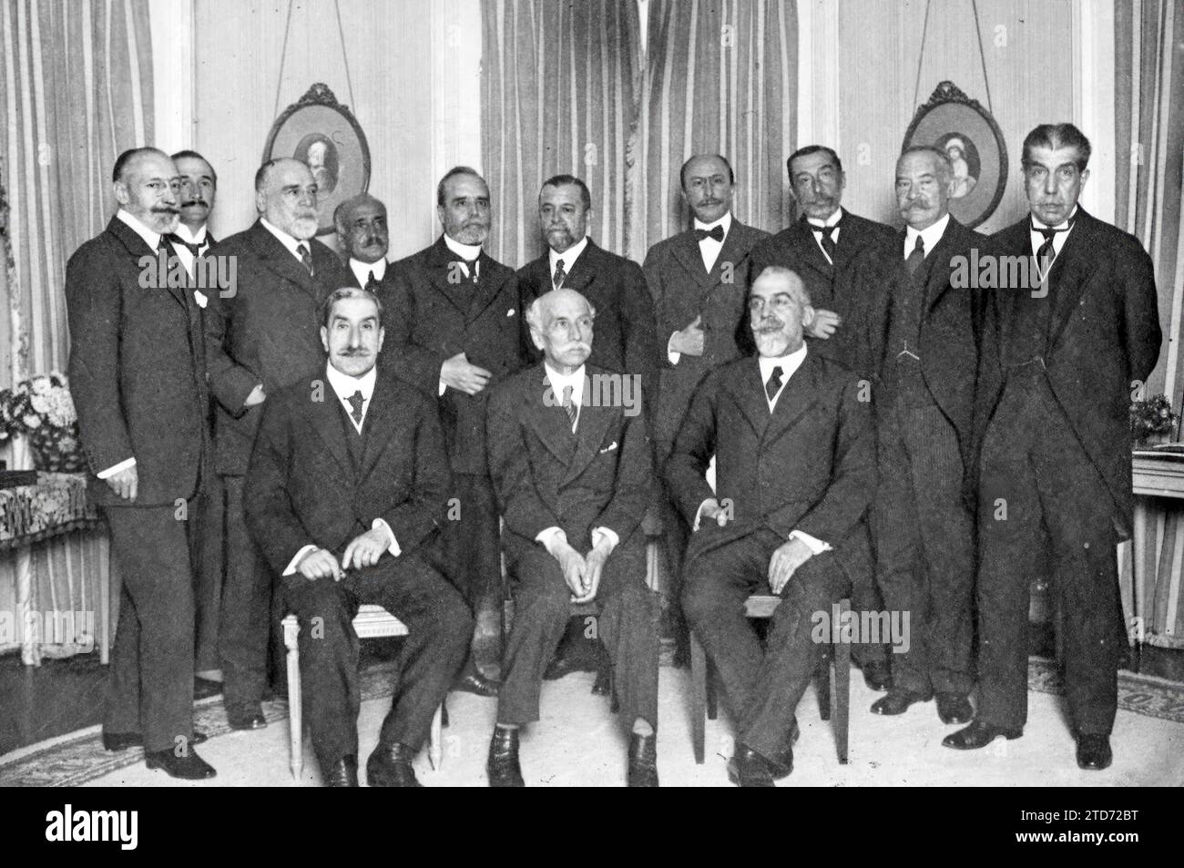 11/26/1918. Ex ministri conservatori. L'ex presidente del Consiglio, Eduardo dato (X), con le personalità del partito conservatore riunitosi ieri a casa di quell'uomo. Crediti: Album / Archivo ABC / Ramón Alba Foto Stock