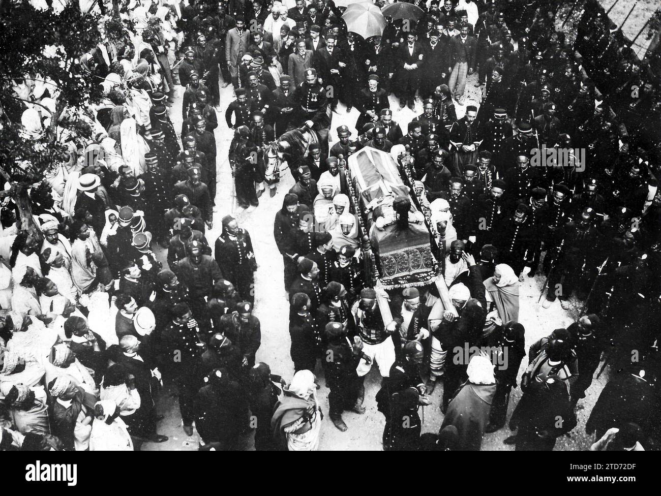 05/20/1906. Tunisia. Sepoltura del re. La bara davanti alla Kasbah. Crediti: Album / Archivo ABC / Universel Foto Stock