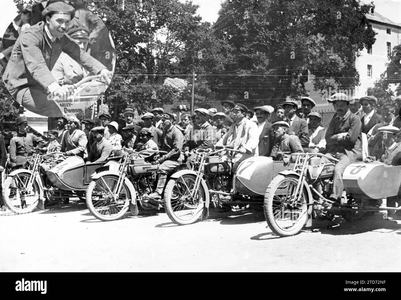 La Granja (Segovia) luglio 1916. Gare di "Side-Car". Gruppo di piloti presentati dalla casa Landaluce, su moto Harley-Davidson, che ha ottenuto le prime due posizioni di squadra, e che ha vinto la Coppa SM El Rey, così come i primi premi nella loro categoria, tutti su pneumatici Dunlop, olio Vacuum e candele Sphinx. Nel cerchio Miguel Lliviria, che ha vinto il campionato sidecar. Crediti: Album / Archivo ABC / José Zegri Foto Stock