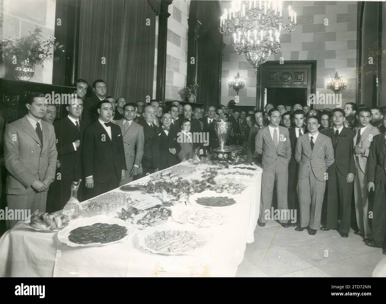 L'intrattenimento del consiglio comunale per Betis (1935).- il consiglio comunale di Siviglia offrì un intrattenimento a Betis in occasione della vittoria del titolo nel 1935. Isacio Contreras Rodríguez era il sindaco di Siviglia a quel tempo. In The Image, il presidente Bético, Antonio Moreno Sevillano; allenatori e giocatori -Unamuno, Lecue, Timimi, Larrinoa, Areso, Aedo.-, alla reception municipale. Crediti: Album / Archivo ABC / Serrano Foto Stock