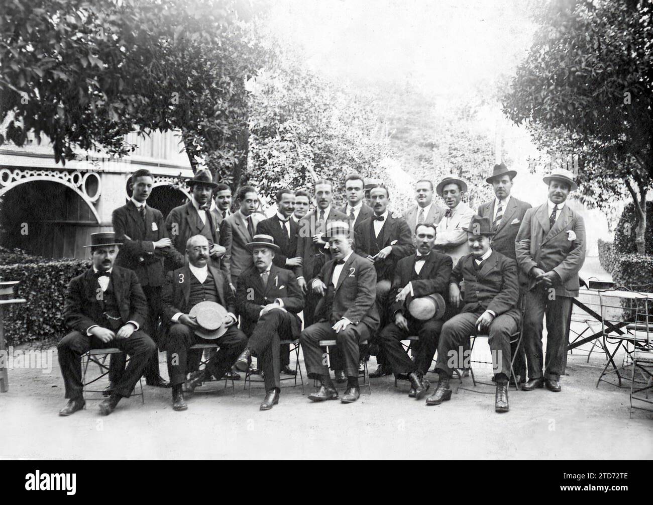 10/01/1916. Un partito dei giornalisti a Siviglia. Il nostro Direttore, il Sig. Torcuato Luca de Tena (1), con alcuni dei partecipanti al pranzo offerto in regalo alla vendita di Eritaña dal direttore della rivista di rilievo "epoca", il Sig. Félix Sánchez Blanco (2), alla quale hanno partecipato l'illustre scrittore D. Dionisio Pérez (3) e illustri editori e cartoonisti della stampa sivigliana. Crediti: Album / Archivo ABC / Juan Barrera Foto Stock
