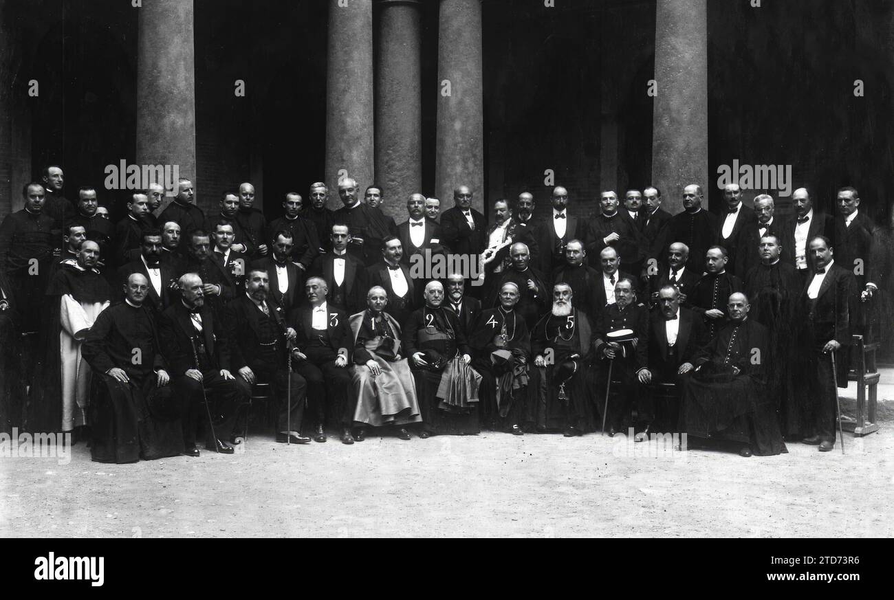 09/30/1916. Consacrazione del vescovo di Maiorca a Valencia. Il nuovo Prelato, Dr. D. Rigoberto Domenech (1), accompagnato dal Cardinale Guisasola (2), che lo consacrò; dal Padrino, il Conte di Rotova (3); dai Vescovi di Sion (4) e Segorbe (5) e dalle autorità valenciane e commissioni delle diverse Diocesi che hanno partecipato alla Consacrazione. Crediti: Album / Archivo ABC / Vicente Barbera Masip Foto Stock