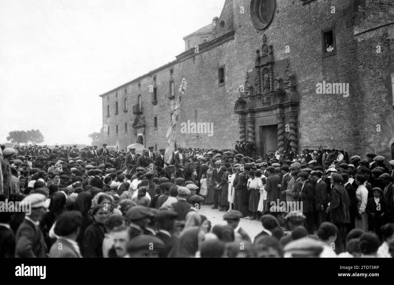 08/30/1918. Lerida. "Aplech" di San Ramón. I fedeli che celebrano le tipiche "tre Tombe" intorno alla chiesa dove è custodito il corpo del santo. Crediti: Album / Archivo ABC Foto Stock