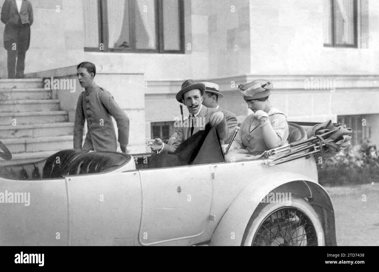 07/27/1917. Il re con il principe Don Felipe (Borbón dos Sicilias) e sua moglie che lasciano l'hotel reale. Crediti: Album / Archivo ABC / Samot Foto Stock