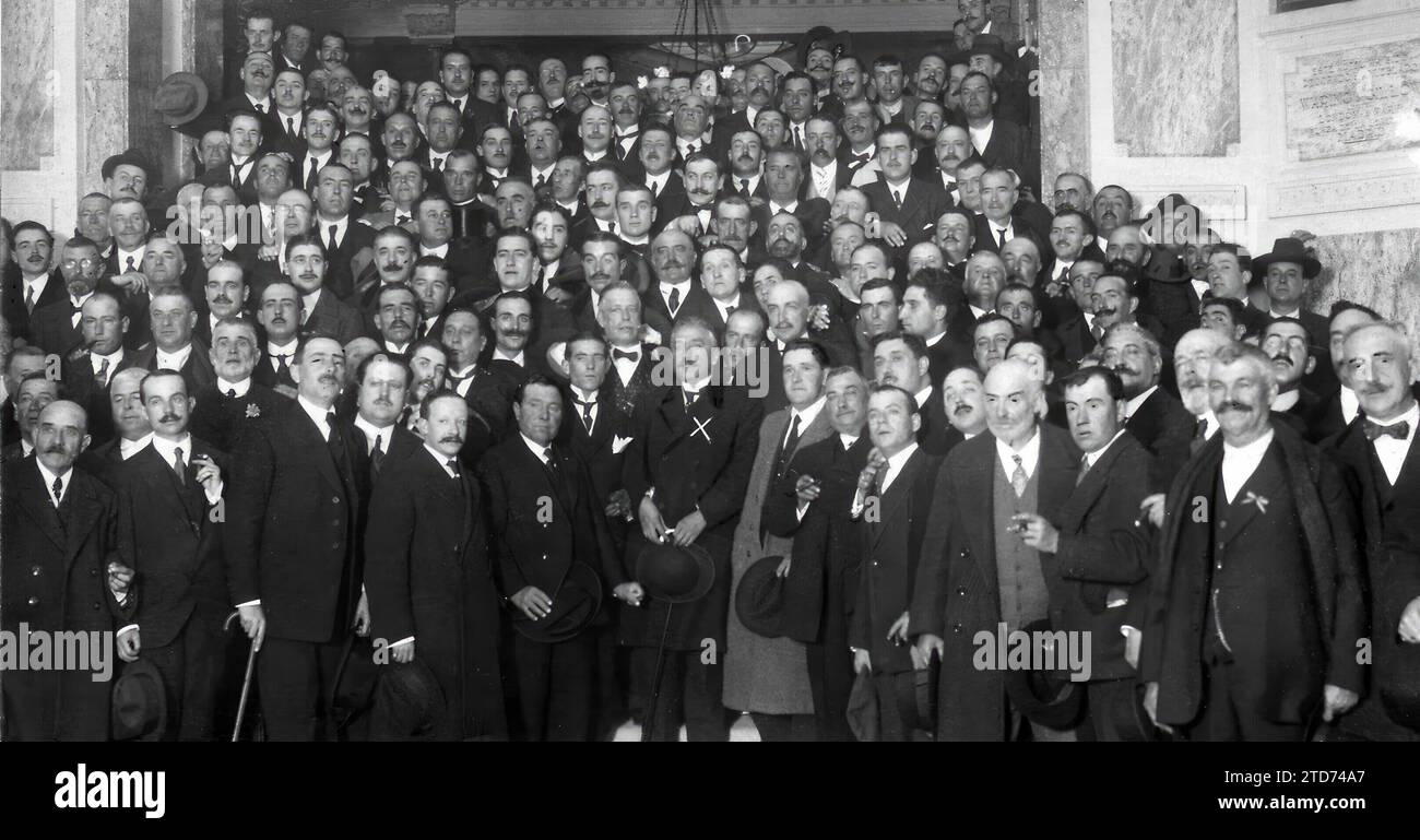 19/11/1917. Al Palace-hotel di Madrid. Il Ministro dello sviluppo, Alcalá Zamora (X), con i suoi amici privati e politici che ieri gli hanno dato un banchetto. Crediti: Album / Archivo ABC / José Zegri Foto Stock