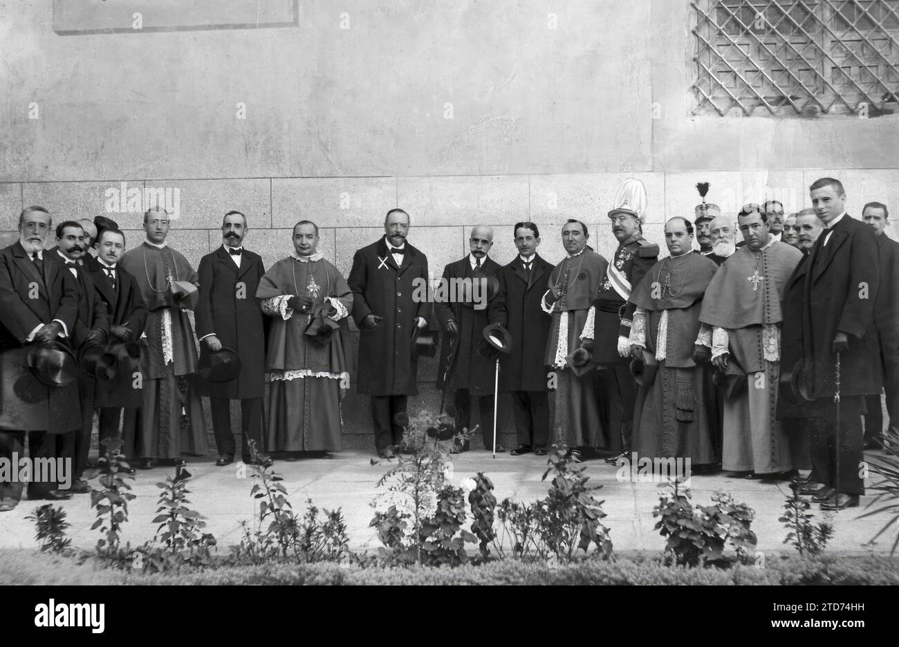 10/31/1917. Il centenario del Cardinale Cisneros a Toledo. Il Ministro della Grazia e della giustizia, Sig. Fernández Prida (X), con le autorità civili e militari dopo l'atto di dare il nome del Cardinale Cisneros alla via della Puerta Llana. Crediti: Album / Archivo ABC / GARCES -C.. Foto Stock