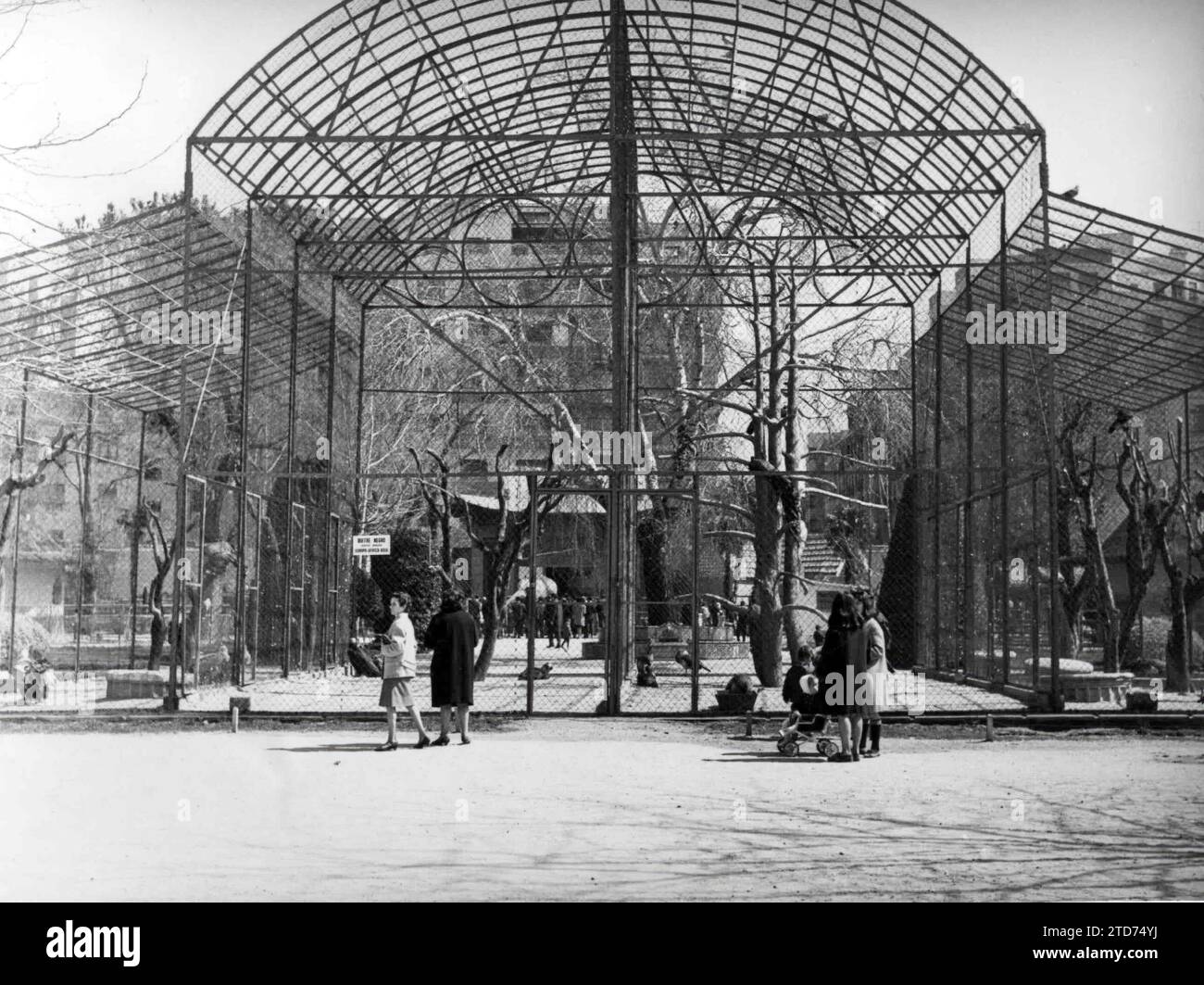 Madrid, aprile 1966. Nella foto, la Menagerie del Parco del Retiro. Crediti: Album / Archivo ABC / Teodoro Naranjo Domínguez Foto Stock