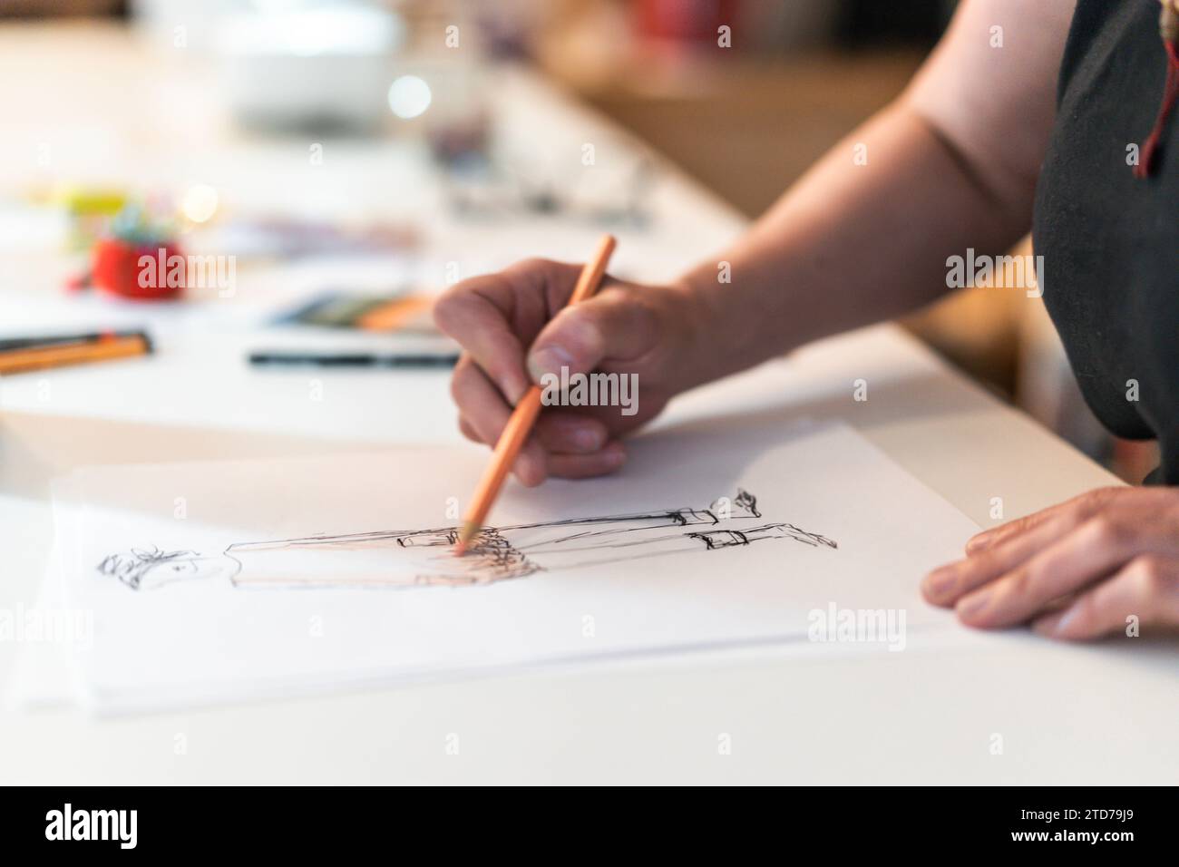 Primo piano di uno stilista che disegna uno schizzo di moda. Foto Stock