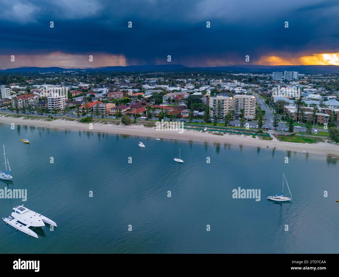 Immobiliare sul lungomare con un suggestivo fronte tempesta che si muove in alto a Labrador, sulla Gold Coast del Queensland, in Australia. Foto Stock