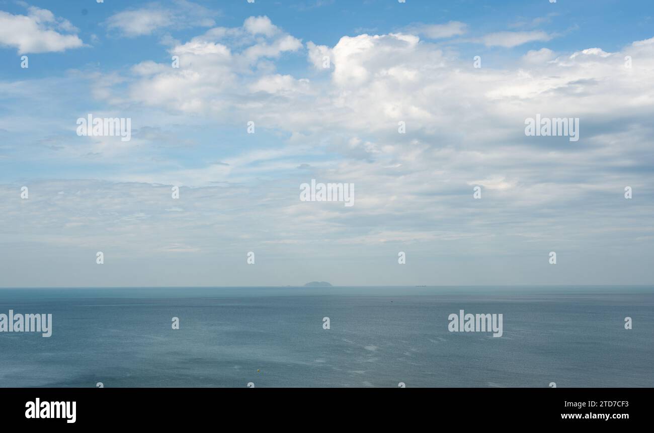 la vista frontale nel cielo mattutino è blu brillante con nuvole bianche chiare. oceano profondo indaco alla luce del giorno. Sentirsi calmi, freschi, rilassanti. copia spazio Foto Stock