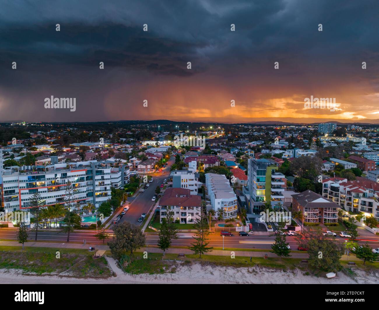 Immobiliare sul lungomare con un suggestivo fronte tempesta che si muove in alto a Labrador, sulla Gold Coast del Queensland, in Australia. Foto Stock