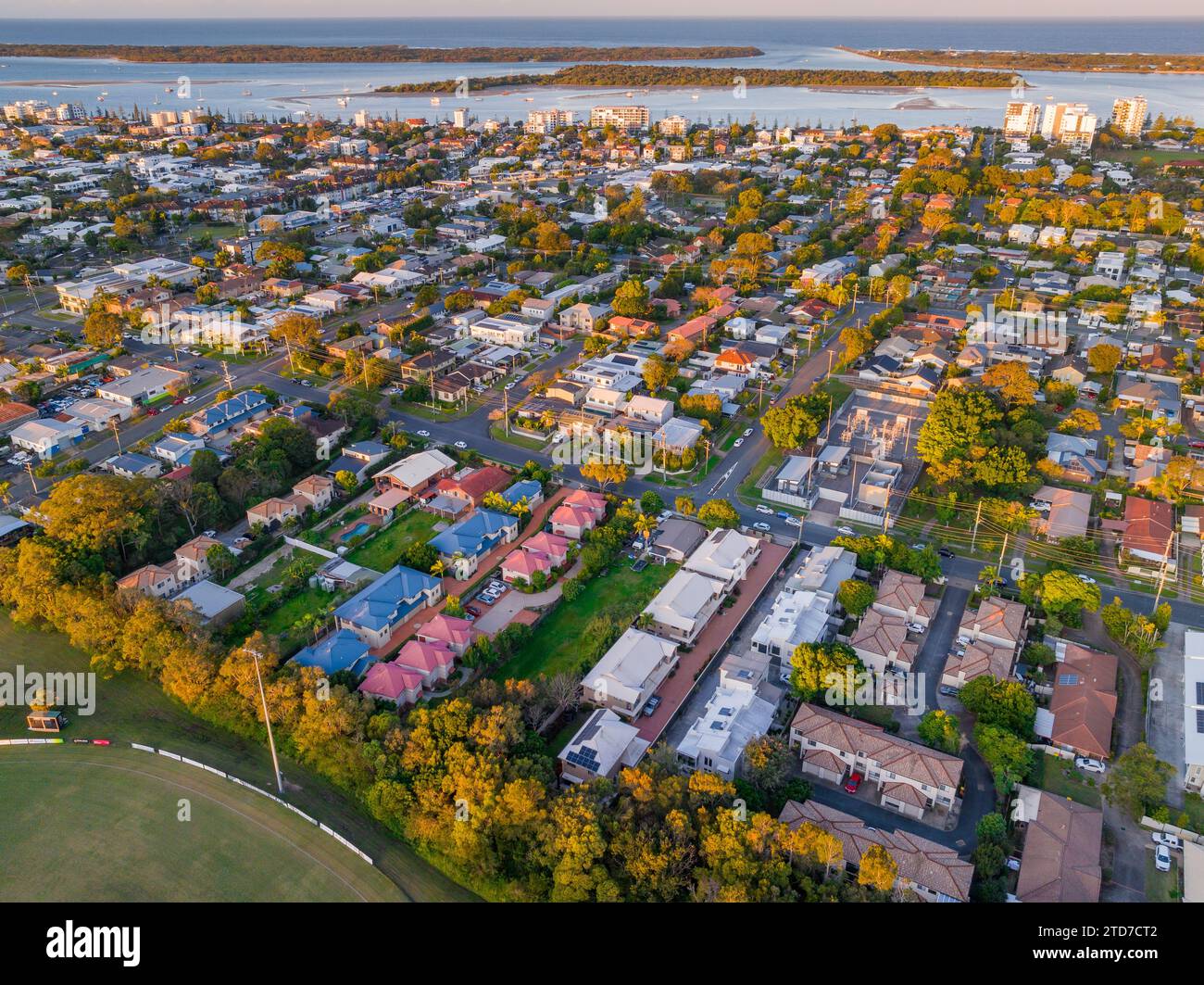 Panoramica di un immobile in un sobborgo costiero a Labrador sulla Gold Coast del Queensland in Australia Foto Stock