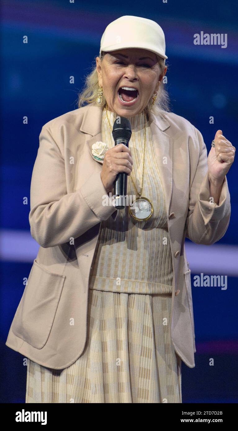 Phoenix, Arizona, Stati Uniti. 16 dicembre 2023. ROSEANNE BARR parla il primo giorno di Turning Point USA AmericaFest 2023. (Immagine di credito: © Brian Cahn/ZUMA Press Wire) SOLO USO EDITORIALE! Non per USO commerciale! Foto Stock