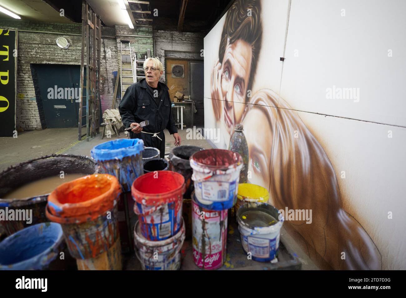 PRODUZIONE - 30 novembre 2023, Berlino: Il pittore di poster cinematografici Götz Valien lavora nel suo studio su un poster per il film "Maestro". Secondo il German Film Institute and Film Museum, i pittori di poster cinematografici sono una gilda che sta lentamente scomparendo. (A dpa ''Like a run in a stocking': Berlin artist Paints Movie poster') foto: Jörg Carstensen/dpa Foto Stock