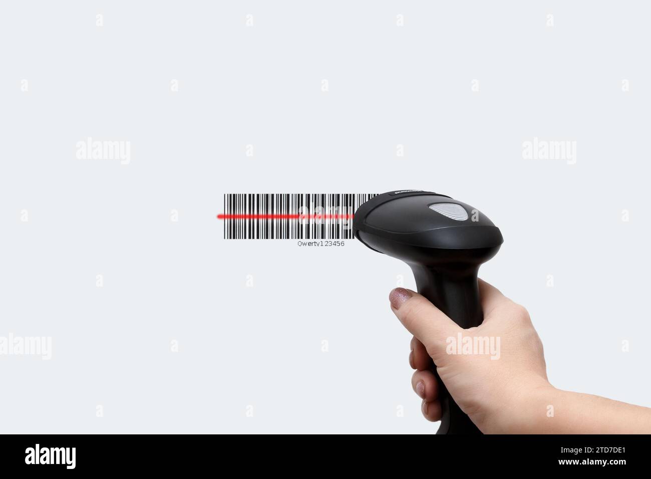 Scansione di un codice a barre mediante uno scanner portatile. Immagine di uno scanner in mano su uno sfondo chiaro Foto Stock
