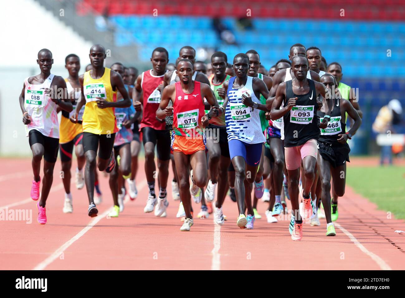 NAIROBI, KENYA - 16 DICEMBRE; Emmanuel Kiprop (094) e Francis Abongo (093) guidano due finali di 5000m Heat durante l'Athletics Kenya Weekend Meeting on D. Foto Stock
