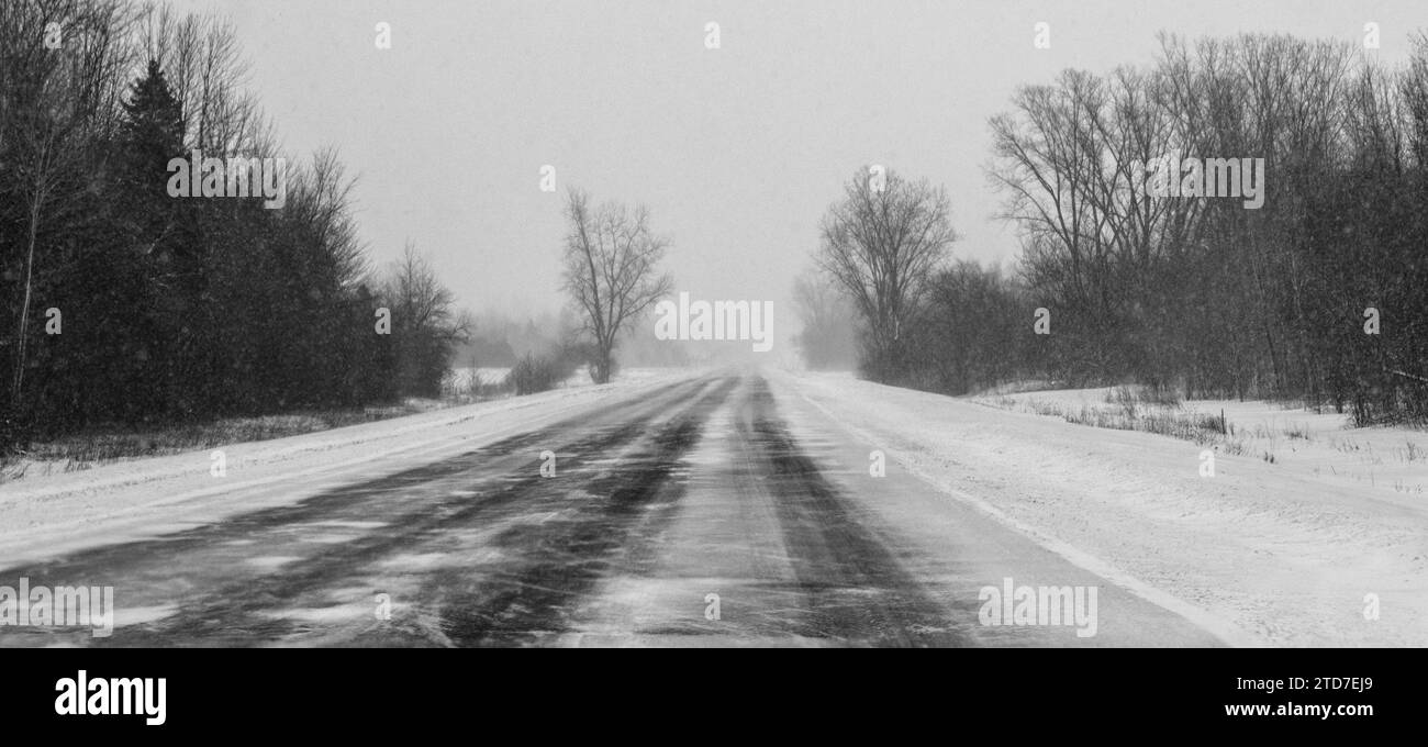 Blizzard su una strada in inverno Foto Stock