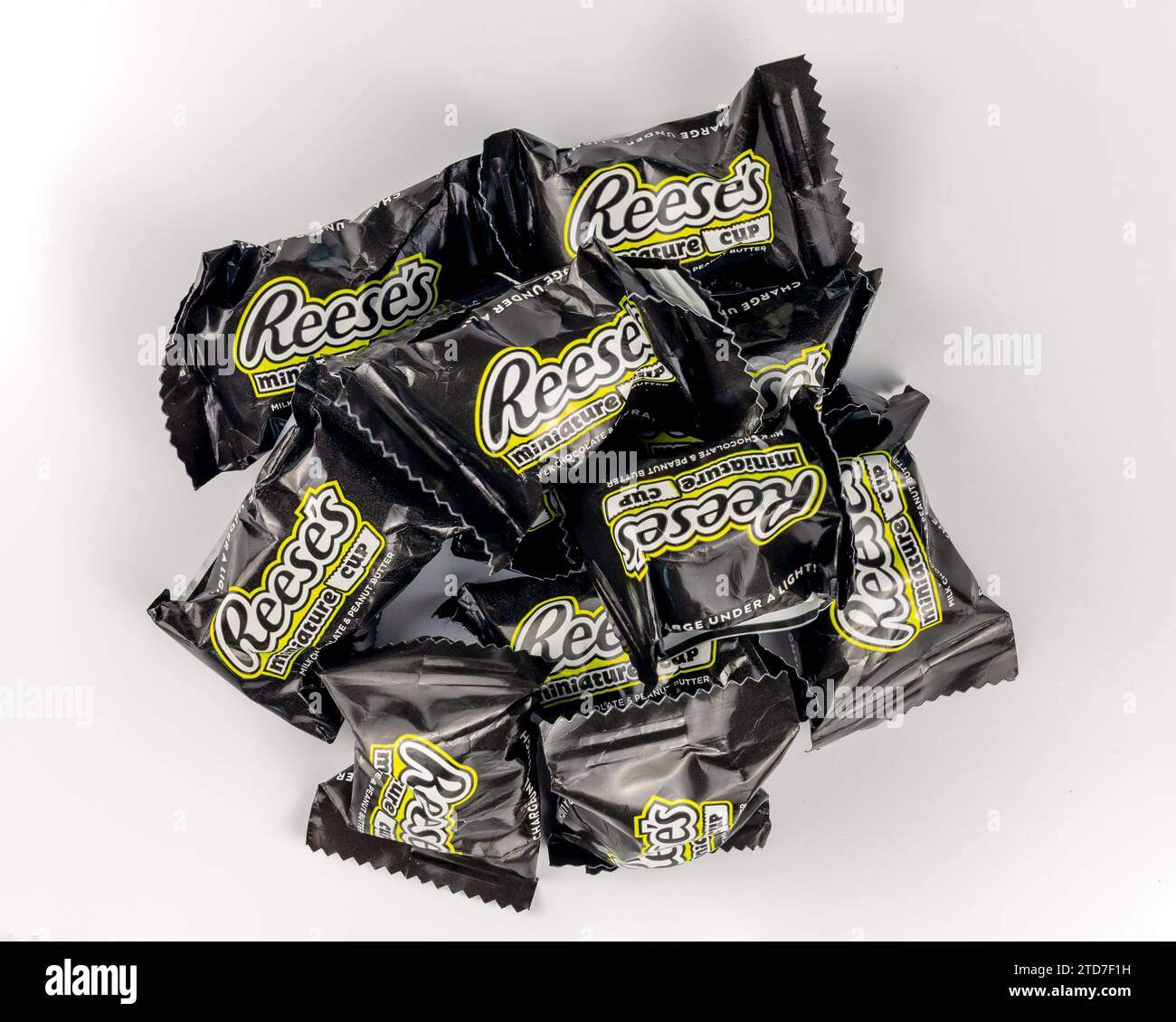 Denver, Colorado - 13 dicembre 2023: Barrette di caramelle al cioccolato al latte su sfondo bianco. Foto Stock