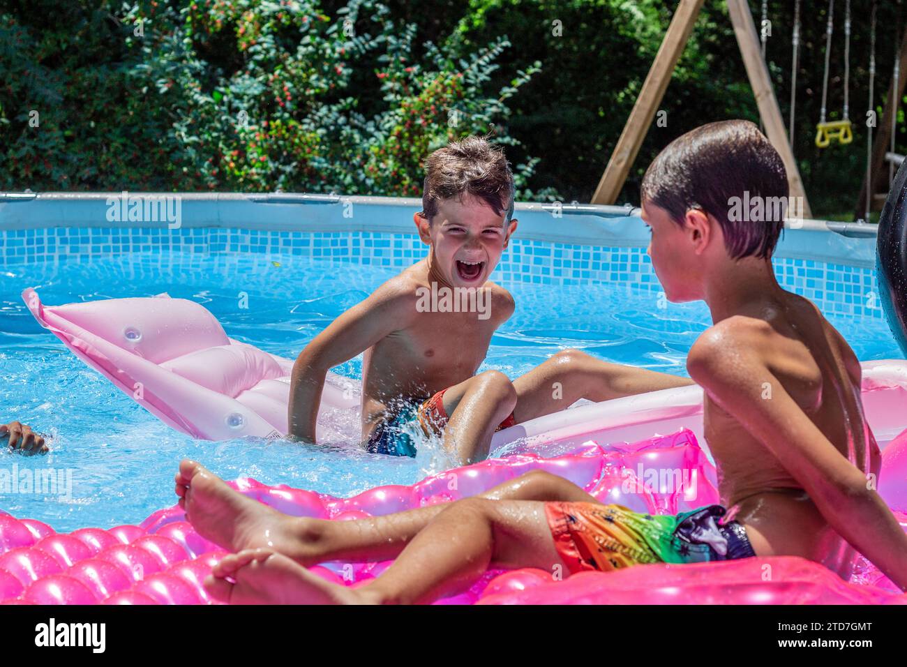 I bambini ridono e giocano in piscina Foto Stock