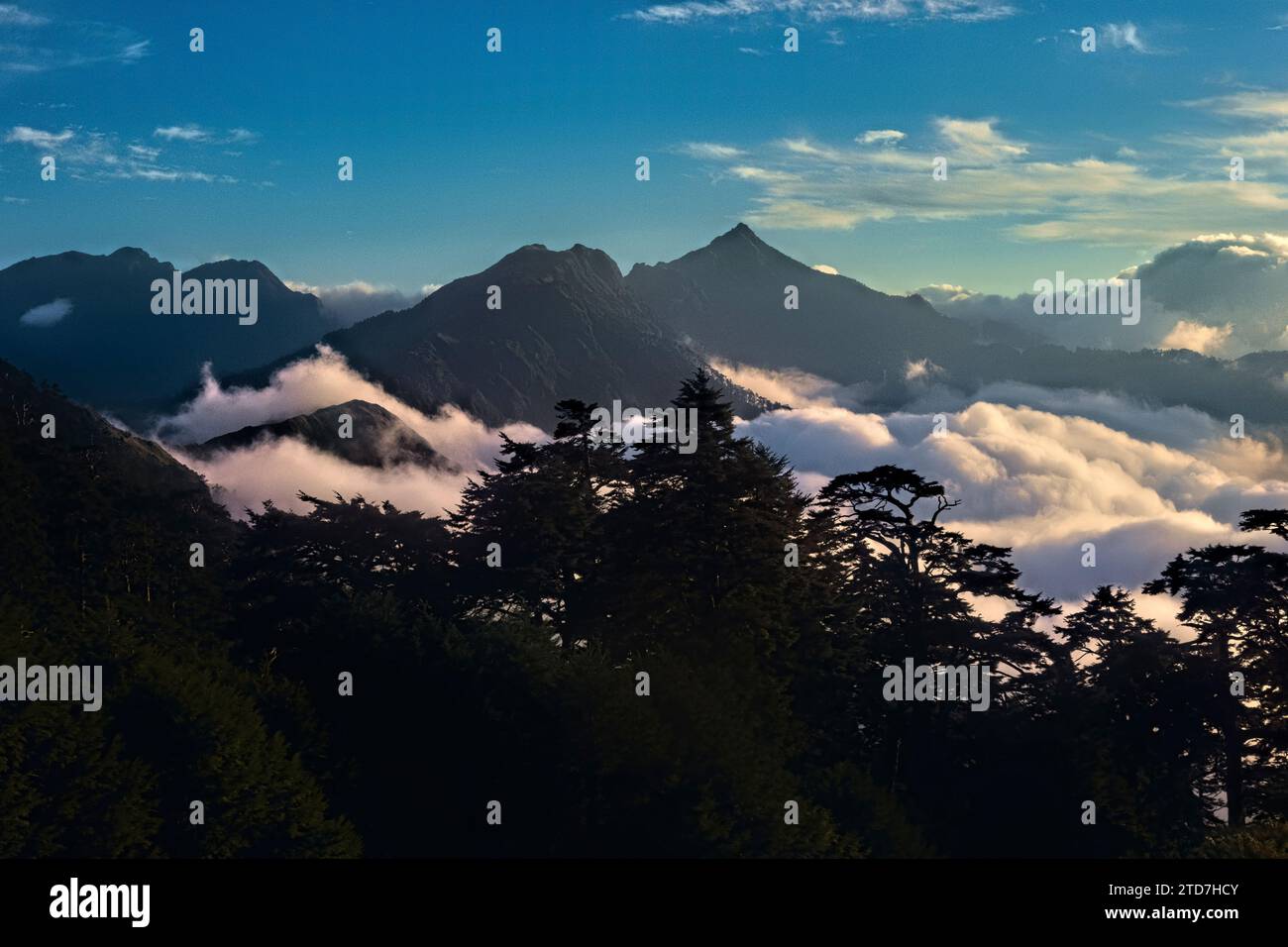 Nuvole che si snodano sotto il Nenggao Peak, Tianchi Lodge, Nantou, Taiwan Foto Stock