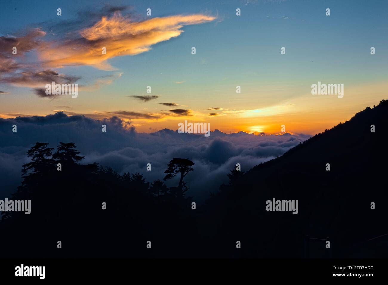 Tramonto sul Nenggao Old Trail, Tianchi Lodge, Nantou, Taiwan Foto Stock
