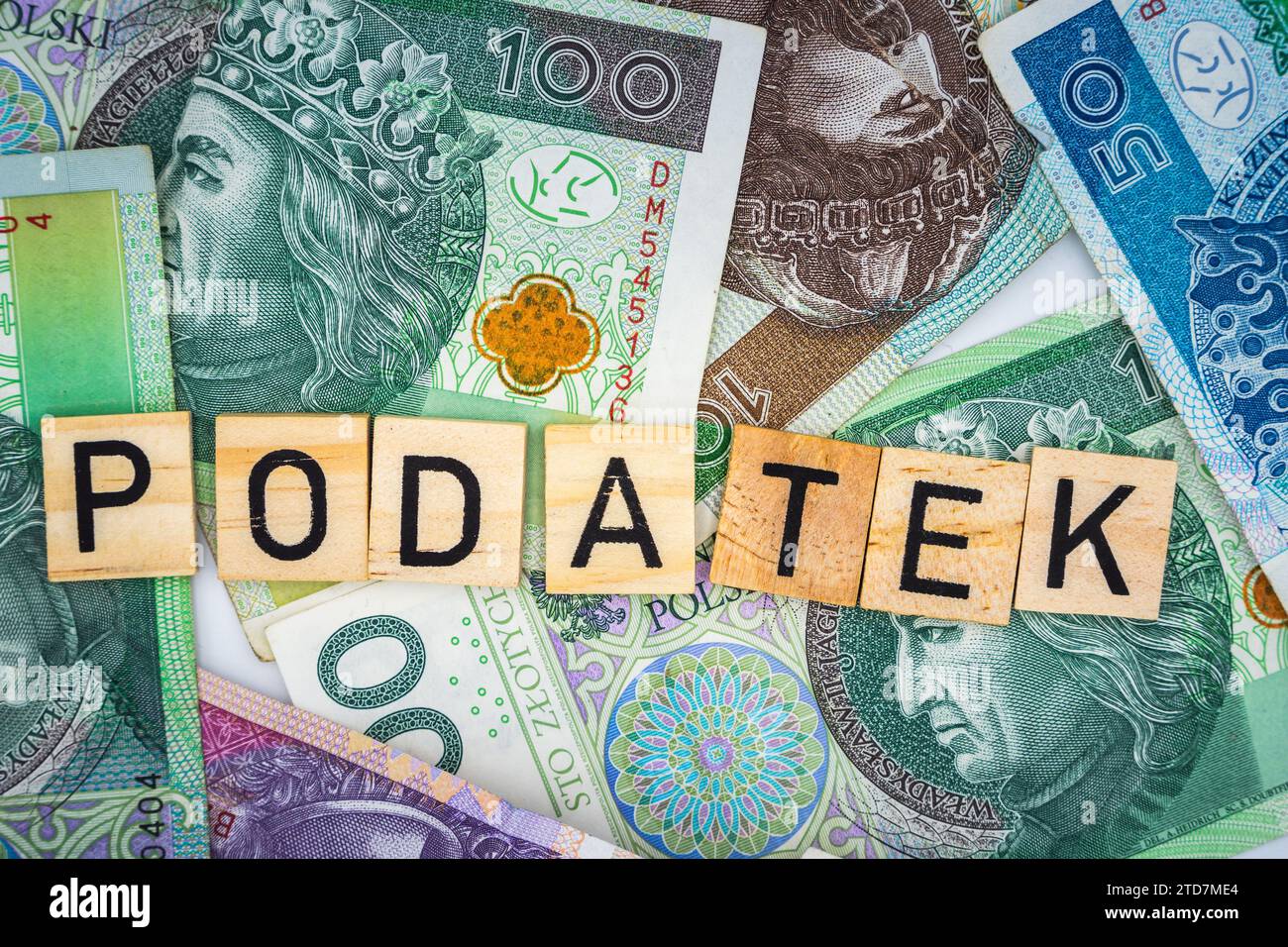 La parola polacca "podatek" tax valuta polacca di fondo delle banconote in zloty Foto Stock