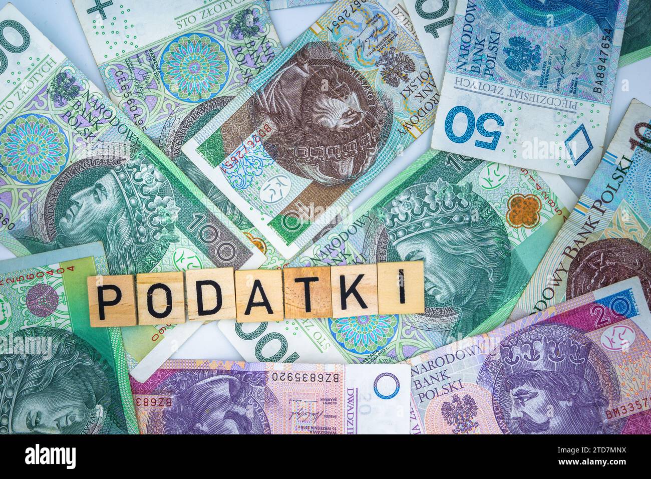 La parola polacca "podatki" imposta la valuta di fondo della banconota zloty polacca Foto Stock