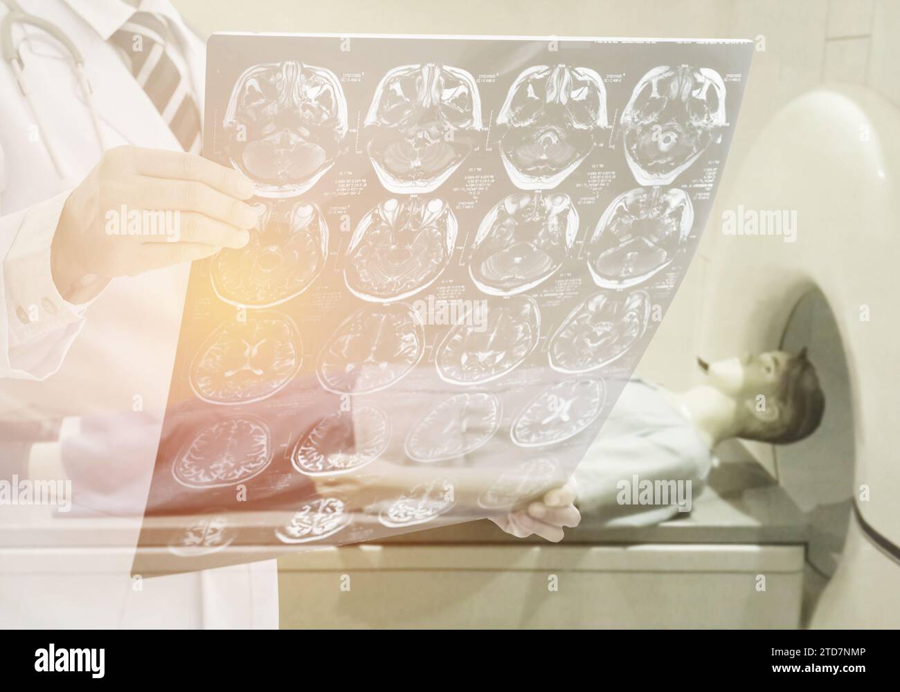 Il medico esamina la pellicola radiografica del cervello mediante risonanza magnetica del paziente. Foto Stock