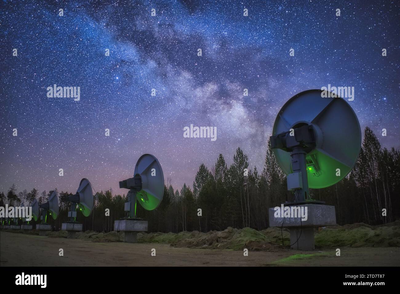 I radiotelescopi osservano e la via Lattea nell'area forestale Foto Stock