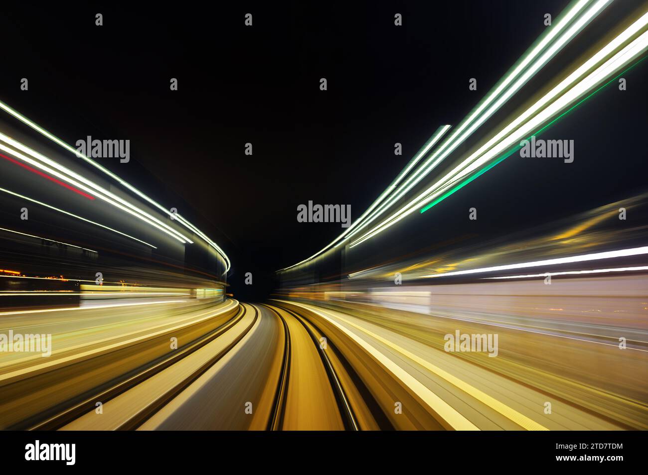 Tracce leggere di un treno in rapido movimento, lunga esposizione Foto Stock