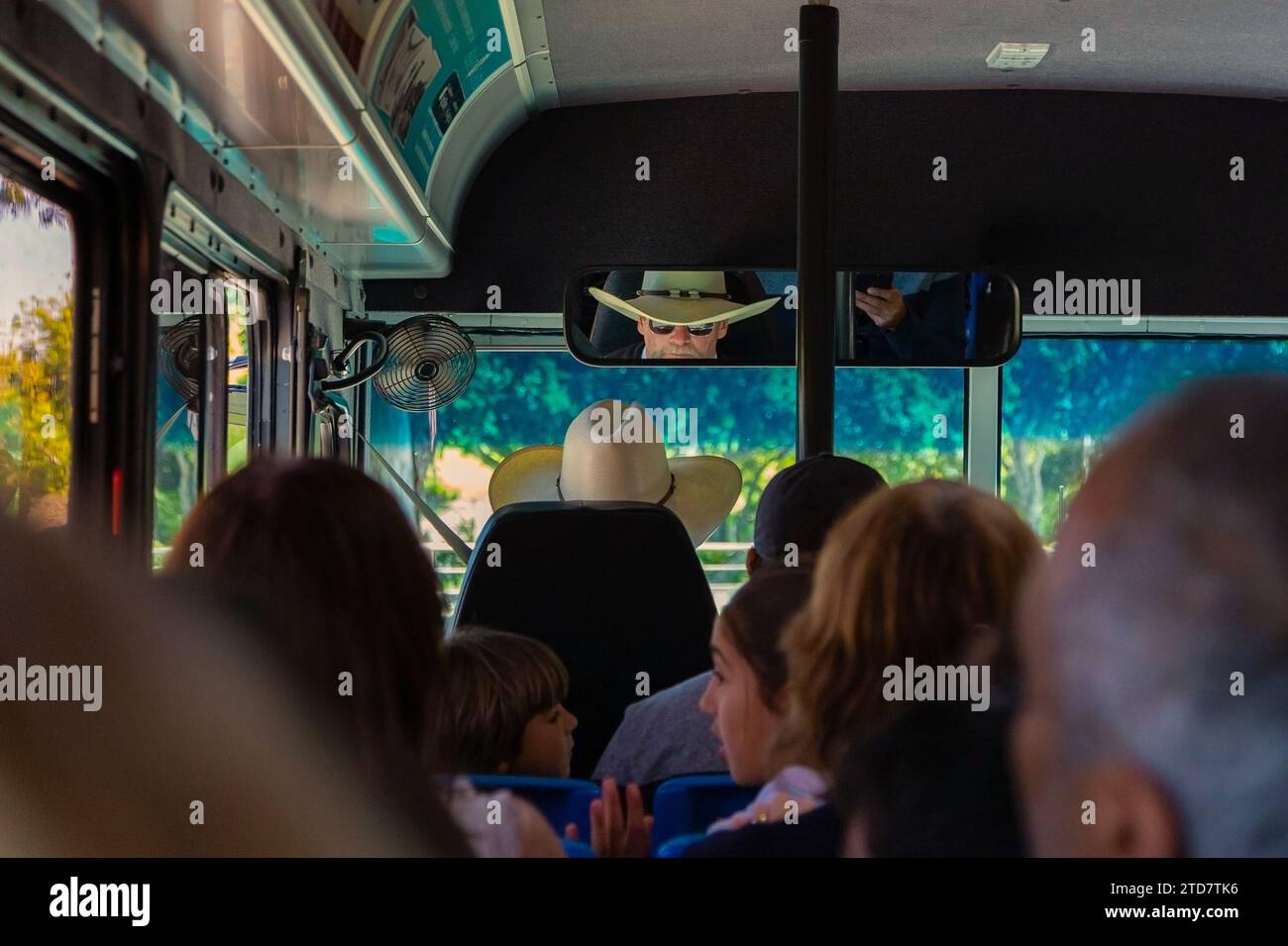 San Simeon, California, USA - 2 aprile 2017 - Vista dall'interno dell'autobus con i passeggeri. Autobus all'interno con passeggeri come viaggiare. Concetto di viaggio a lunga distanza in America o tour locale low cost per paese Foto Stock