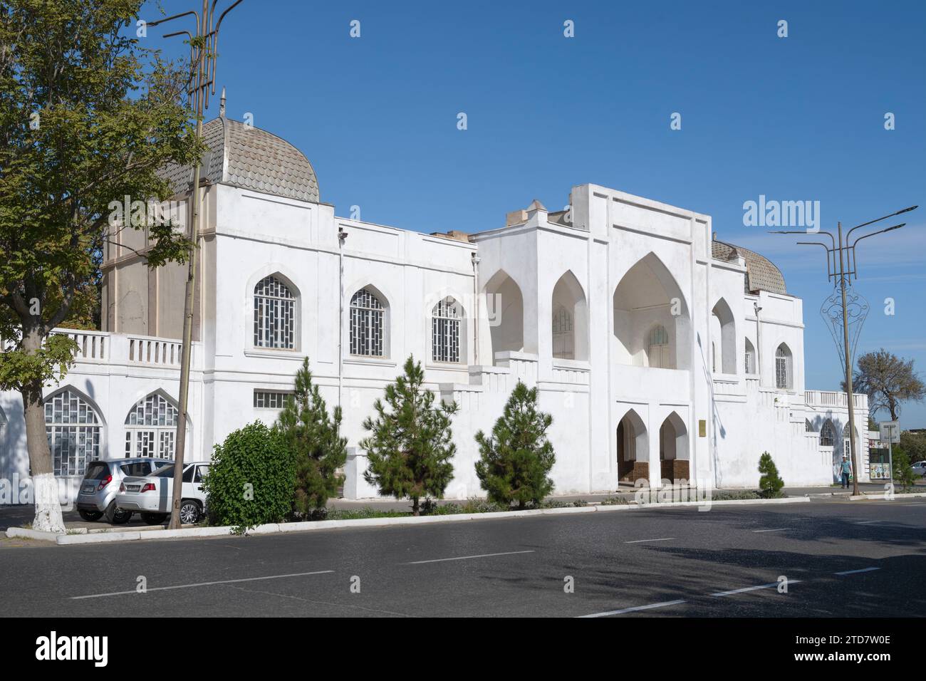 BUKHARA, UZBEKISTAN - 11 SETTEMBRE 2022: Il vecchio edificio del teatro drammatico e comico prende il nome. Sadriddin Ayni in una giornata di sole Foto Stock