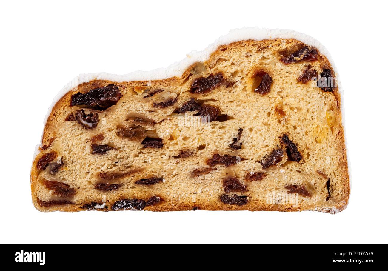 Fetta di dolce stollen isolata su sfondo bianco. Ritaglio di pane tradizionale tedesco natalizio di noci, spezie e frutta secca. Primo piano. Foto Stock